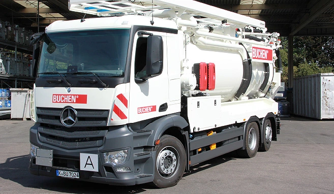 Ein Kanalspüler Fahrzeug steht auf einem Werksgelände.