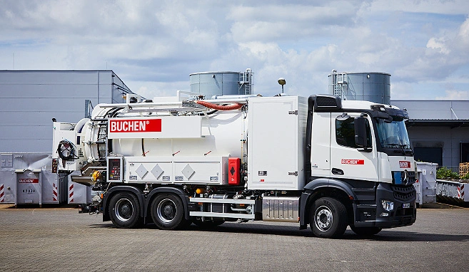 Ein HDKombifahrzeug steht auf einem Werksgelände.