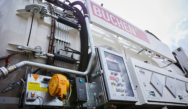 Das Industrie-Spül-und- Saugfahrzeug ist von der Seite fotografiert worden, sodass die Bedienknöpfe zu sehen sind.