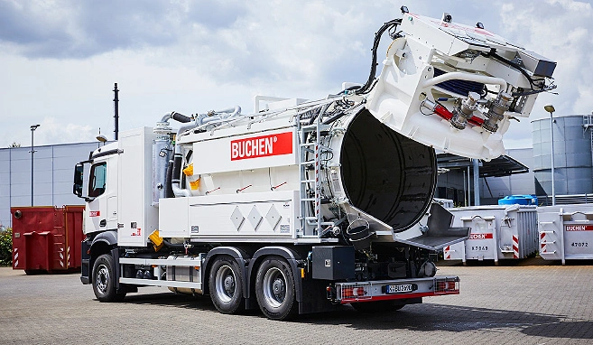 Ein Spül- und Saugfahrzeug steht auf einem Werksgelände und ist hinten geöffnet