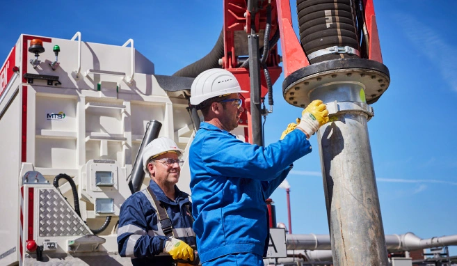 Ein Mitarbeiter bedienen nimmt Einstellungen bei einem Saugbagger vor
